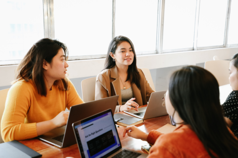 Pilih yang Tepat: Seminar atau Workshop untuk Perusahaan Anda?